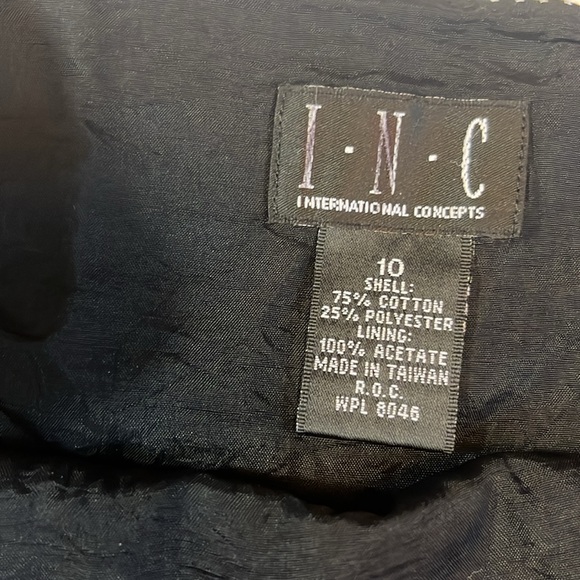 Super cute, black white polkadot mini skirt with subtle bow accent - Picture 4 of 7